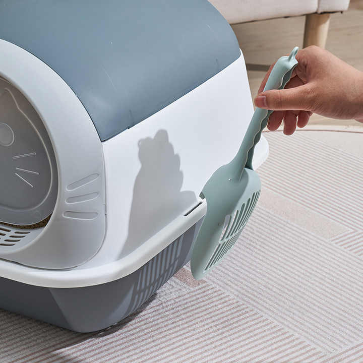 Fully enclosed cat toilet with door Large cat litter box Cat litter box with cat litter scoop and splash proof Cat litter box with deodorizer Pet supplies (Black & White)
