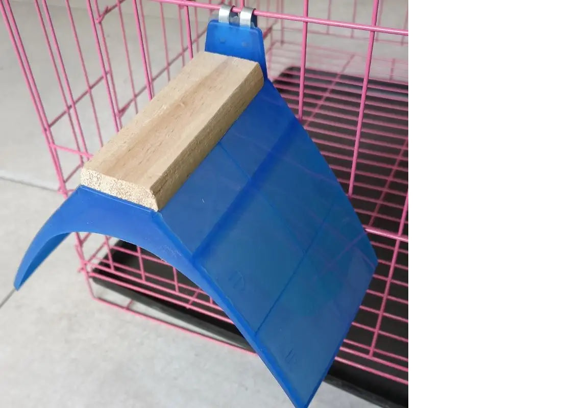 مجثم حمامة بلاستيكي بقاعدة خشبية 